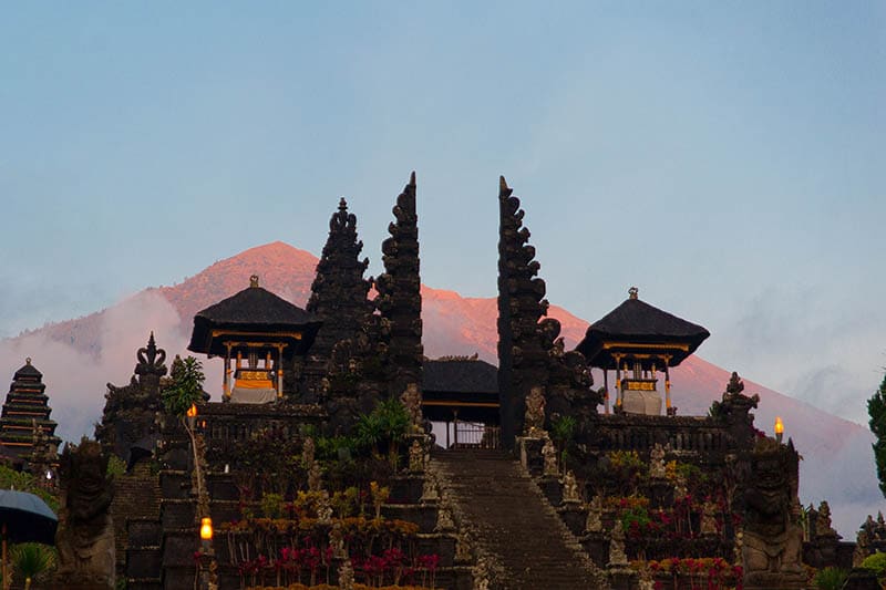 Temple Besakih avec le mont Agung en toile de fond