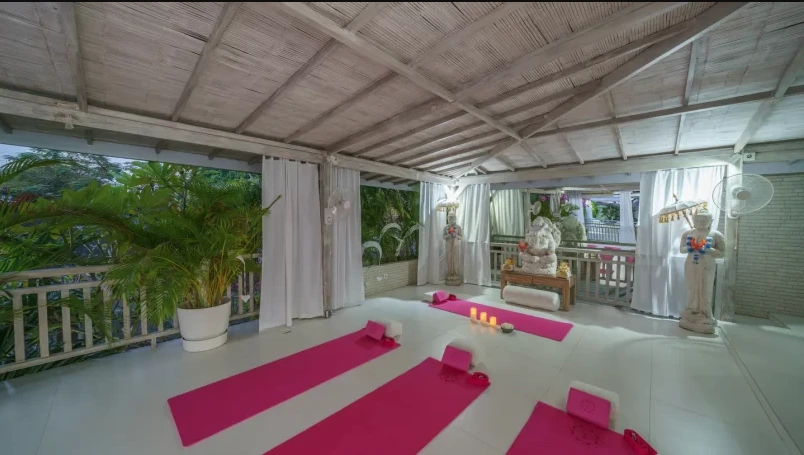 Le centre OM de la Villa Bali met en avant sa salle dédiée à une séance de yoga privée.